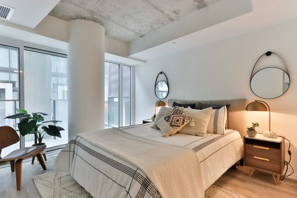 dormitorio juvenil de diseño con ventanales y cama grande