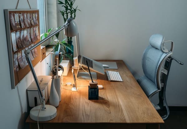escritorio de diseño ergonómico con ordenador y silla, ergonomía