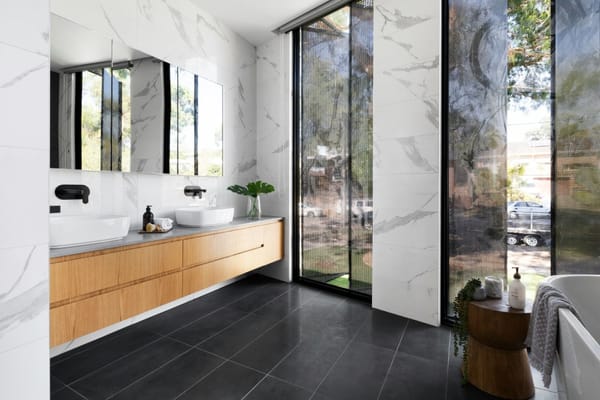 elegante Marmorfliesen in Schwarz und Weiß in einem hellen, modernen Badezimmer