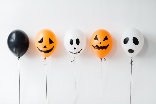 Halloween-Deko selber machen: Halloween luftballons in schwarz, weiß, orange